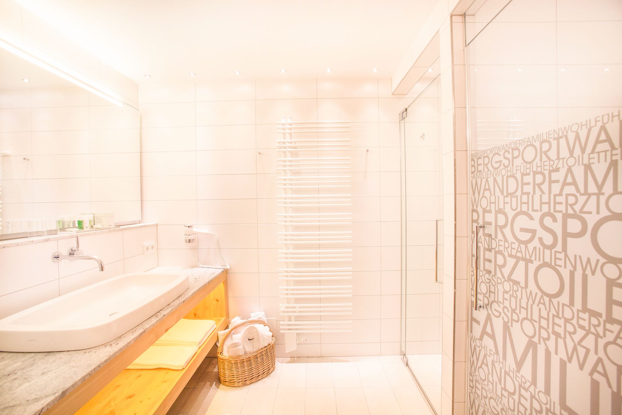 Helles und modernes Badezimmer im Glemmtalerhof in Hinterglemm.