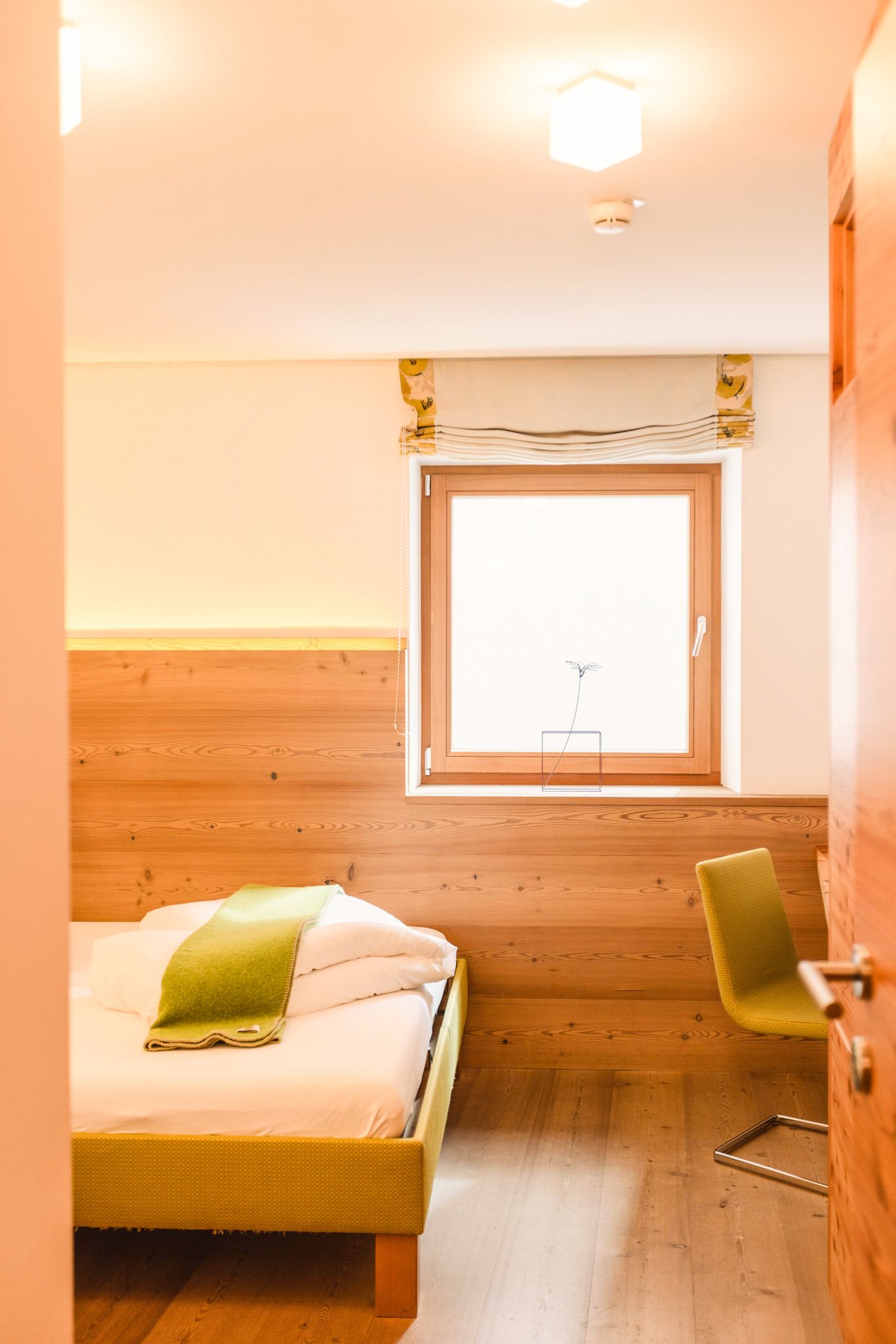 Helles Zimmer im Glemmtalerhof mit Holzdetails und moderner Einrichtung.