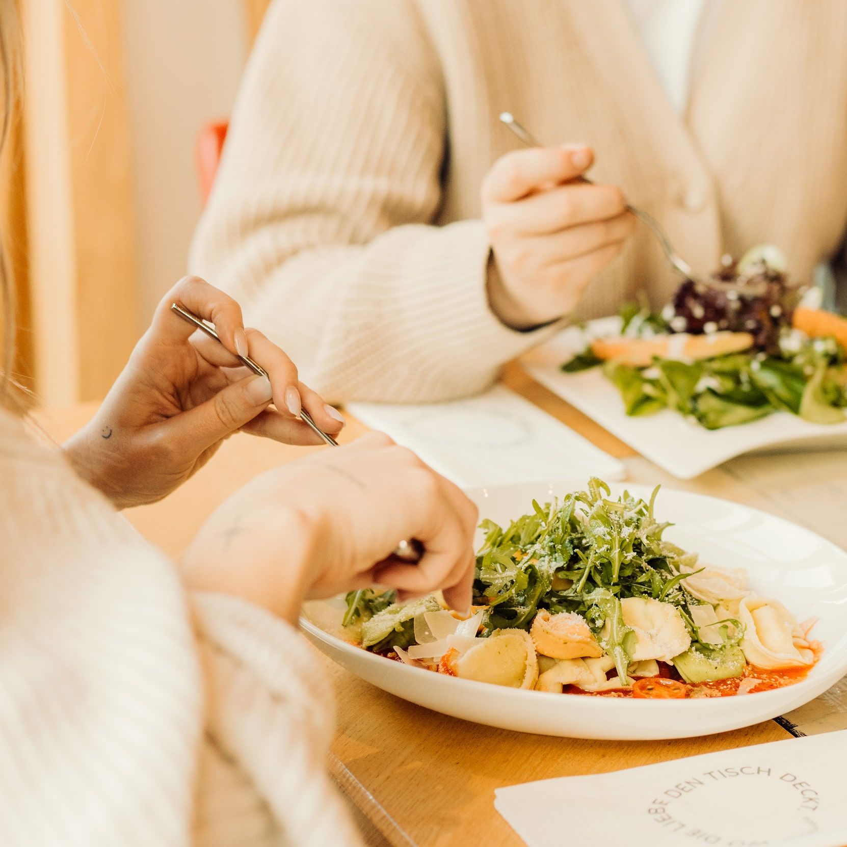 Ein köstliches Essen im Glemmtalerhof: frische Pasta und Salat, perfekt für eine genussvolle Auszeit!