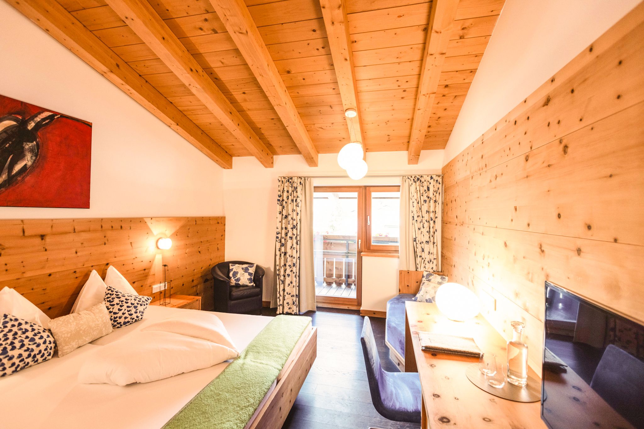 Ein gemütliches Zimmer im Glemmtalerhof in Hinterglemm mit Holzelementen und schöner Aussicht.