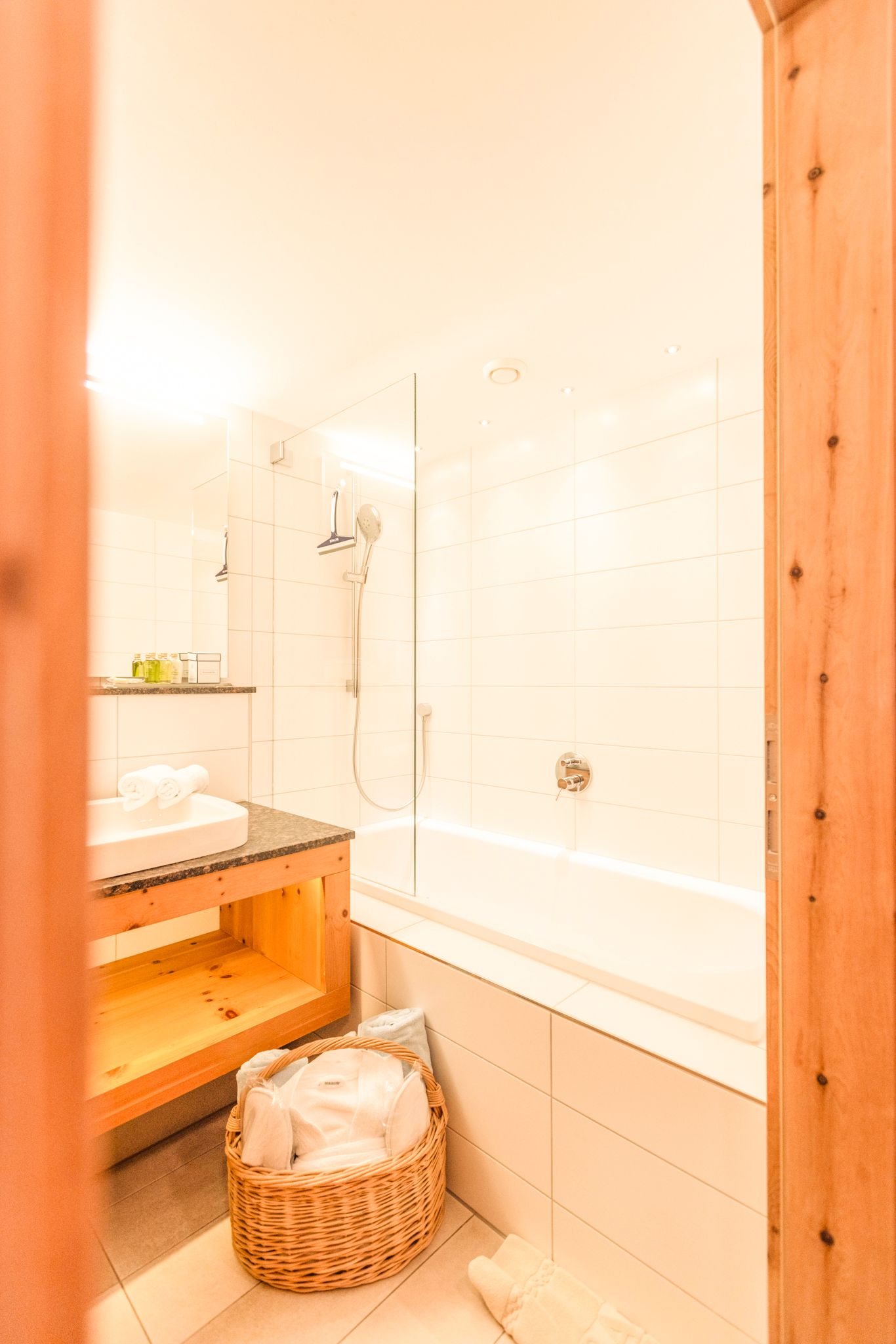 Helles Badezimmer im Glemmtalerhof mit Badewanne und modernen Annehmlichkeiten.