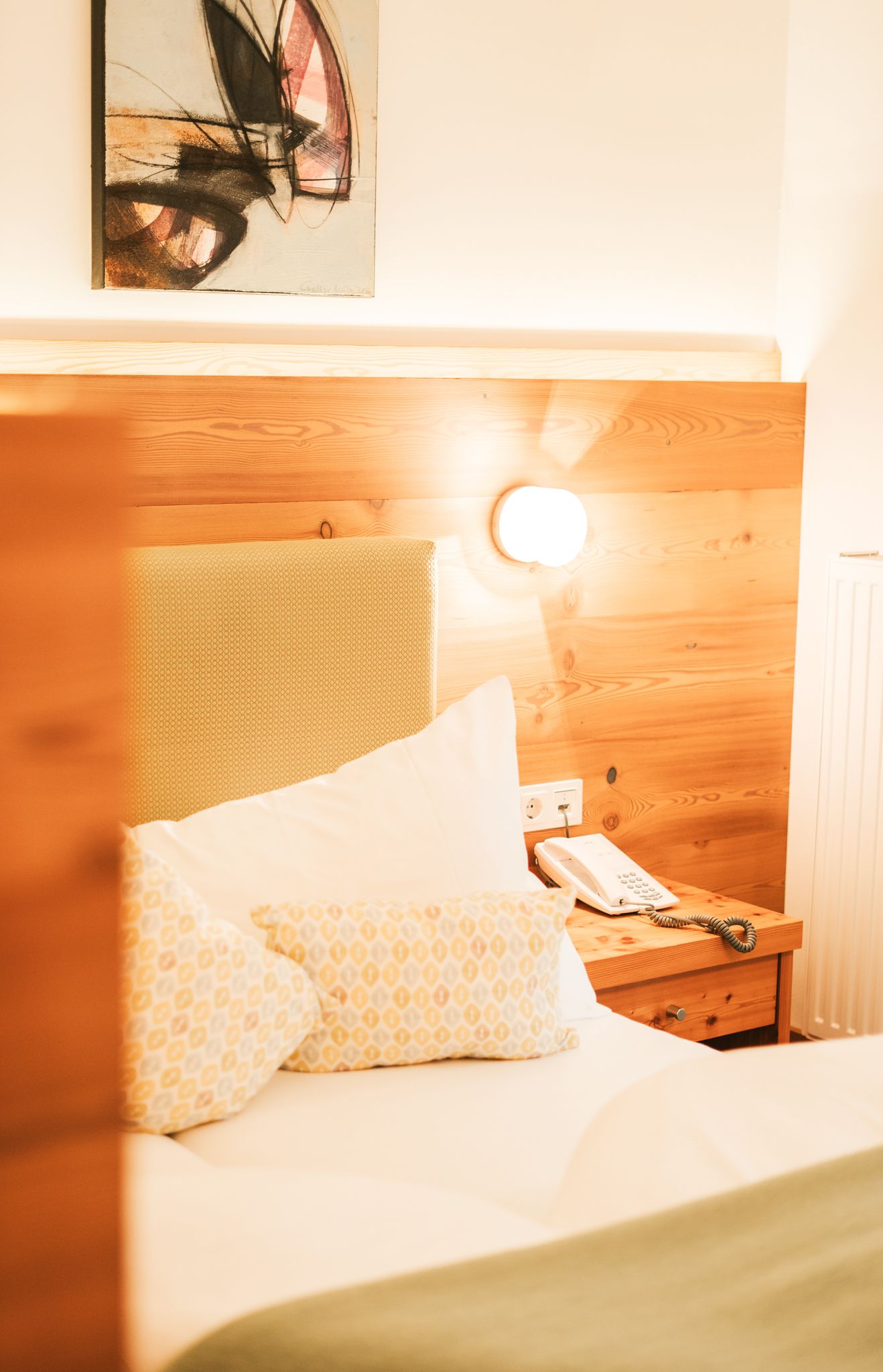 Ein gemütliches Zimmer im Glemmtalerhof in Hinterglemm mit modernen Elementen und warmen Holzdetails.