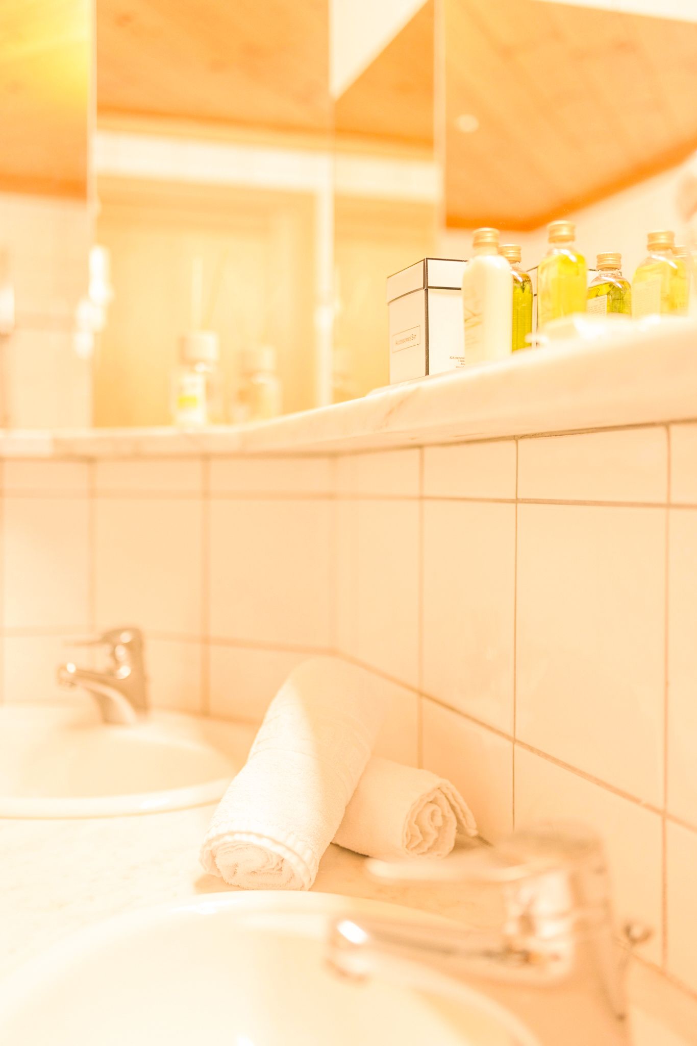 Gemütliches Badezimmer im Glemmtalerhof mit Handtüchern und Pflegeprodukten