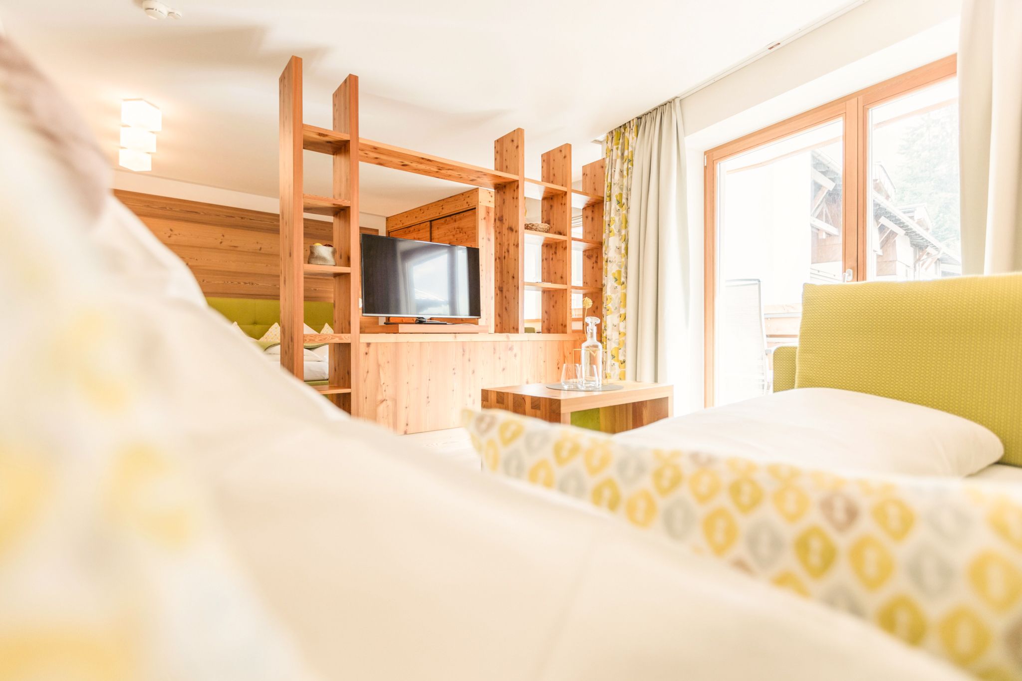 Ein modernes Zimmer im Glemmtalerhof, gemütlich und hell mit Holzdetails. DE