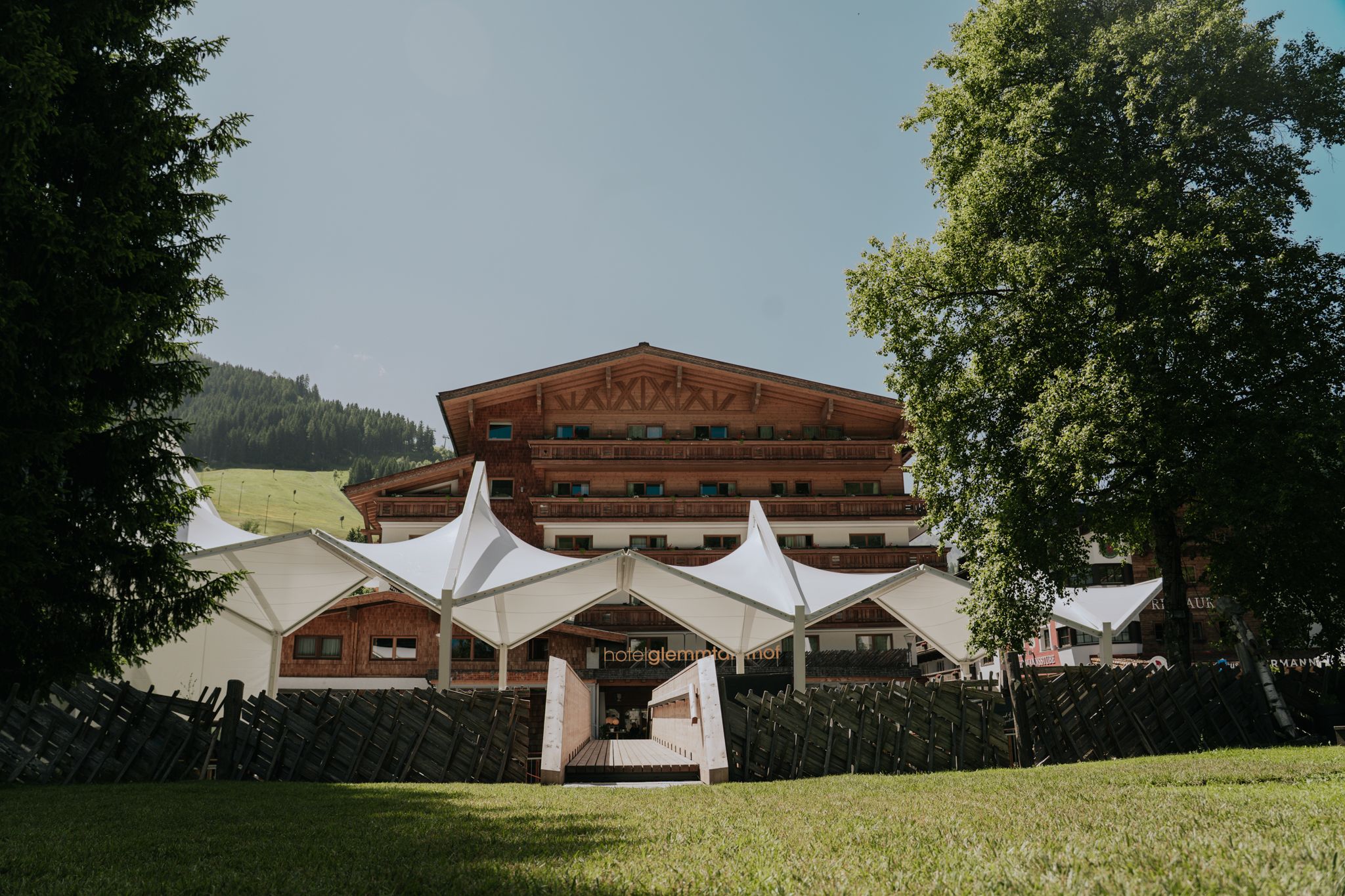 Glemmtalerhof in Hinterglemm mit modernen Zelten und grüner Umgebung.