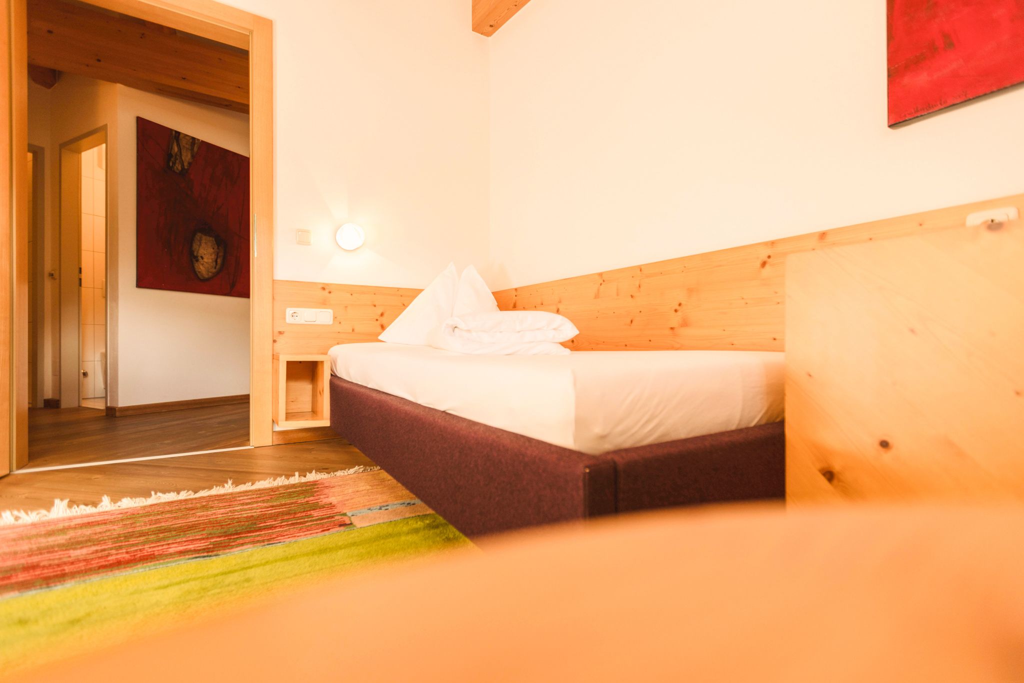 Helles Zimmer im Glemmtalerhof in Hinterglemm mit moderner Einrichtung und gemütlichem Ambiente.