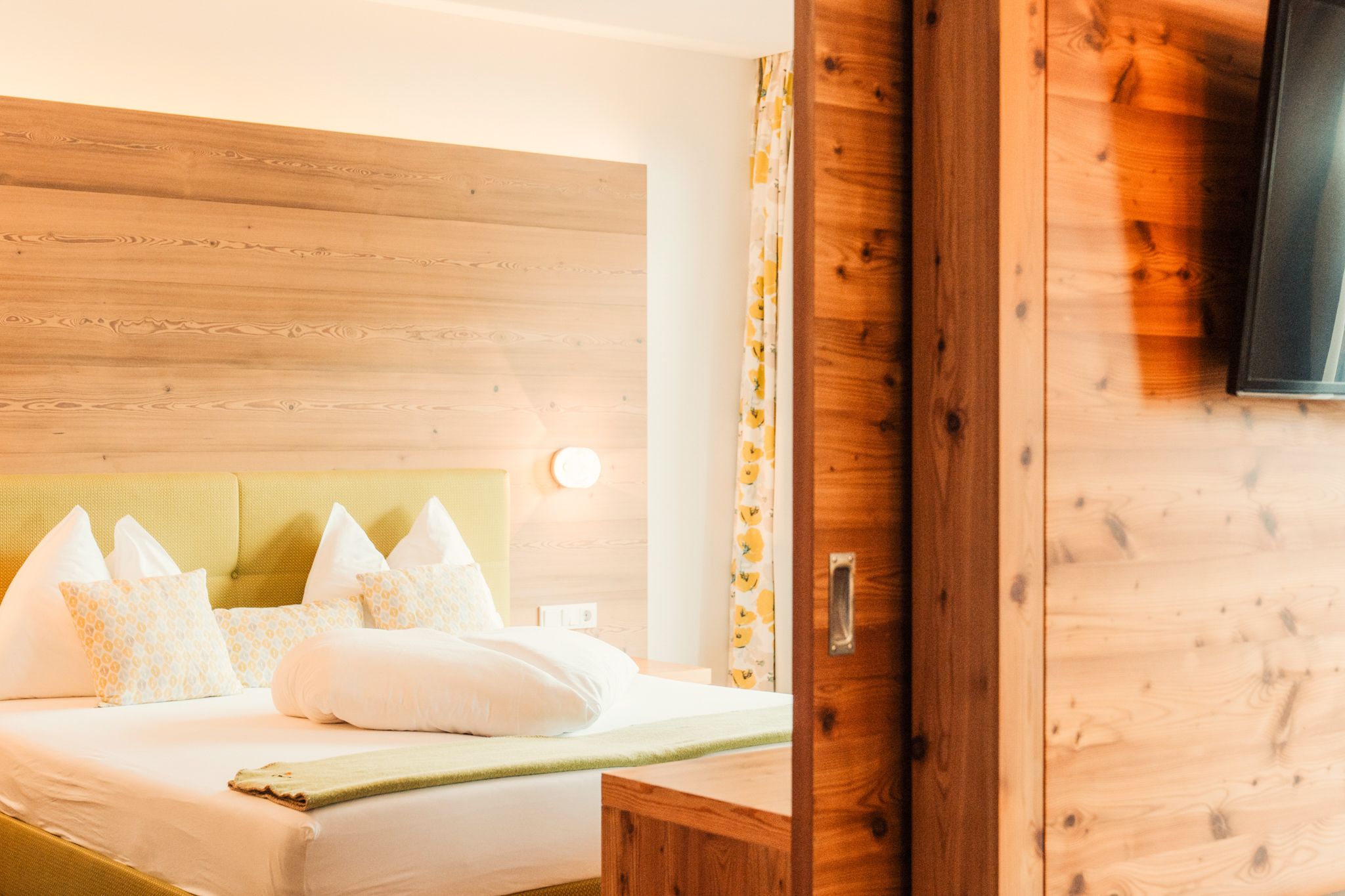 Gemütliches Zimmer im Glemmtalerhof, Hinterglemm, mit Holzdesign und hellen Farben für erholsame Nächte.