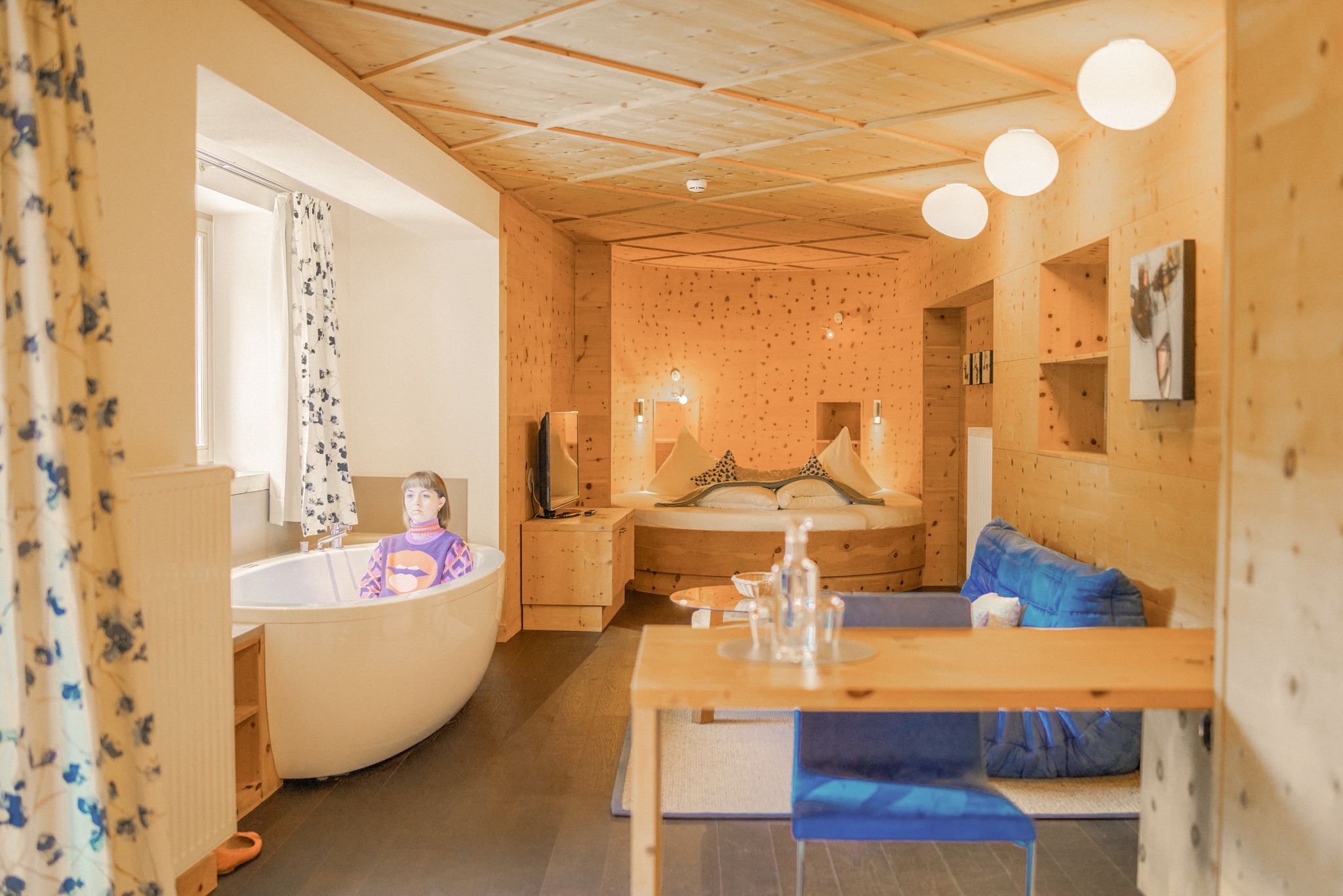 Glamouröses Zimmer im Glemmtalerhof mit Badewanne und gemütlicher Einrichtung