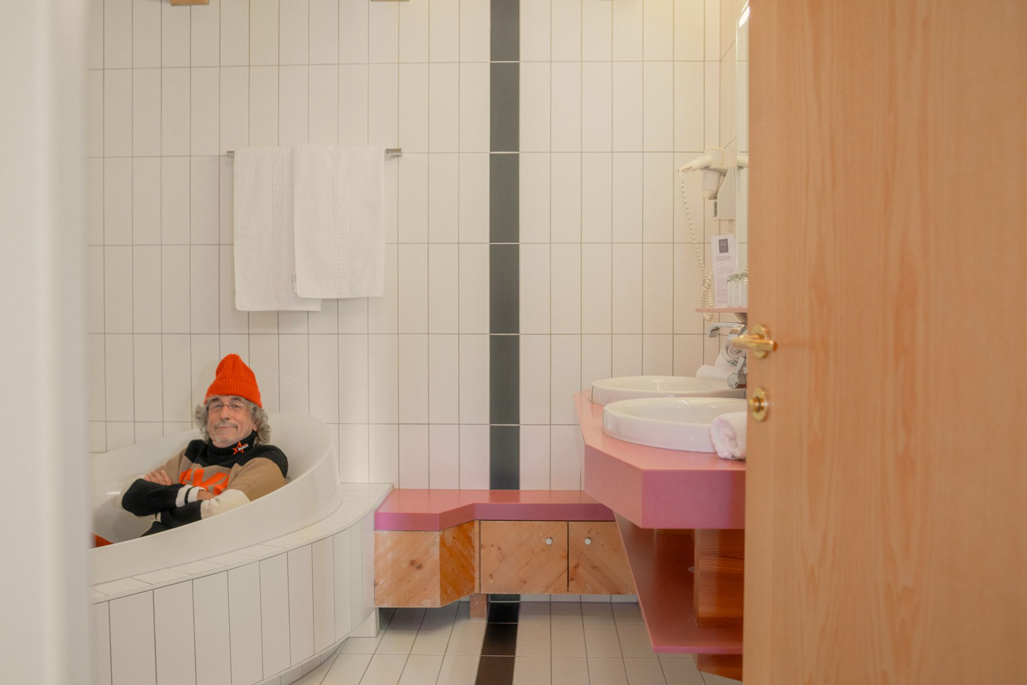 Ein Mann entspannt in einer Badewanne im Glemmtalerhof Hinterglemm.