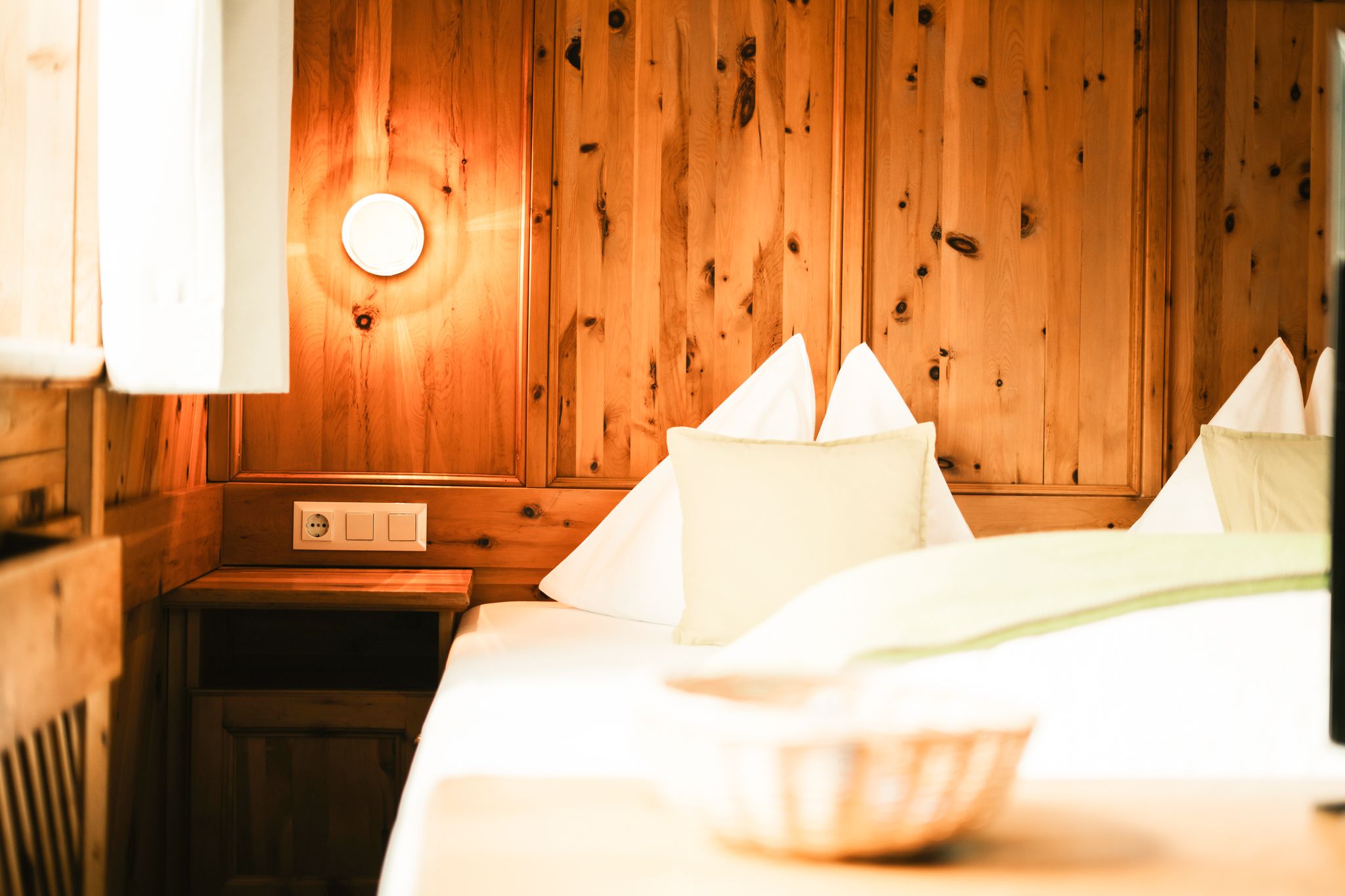 Gemütliches Zimmer im Glemmtalerhof in Hinterglemm mit Holzvertäfelung und modernen Akzenten.