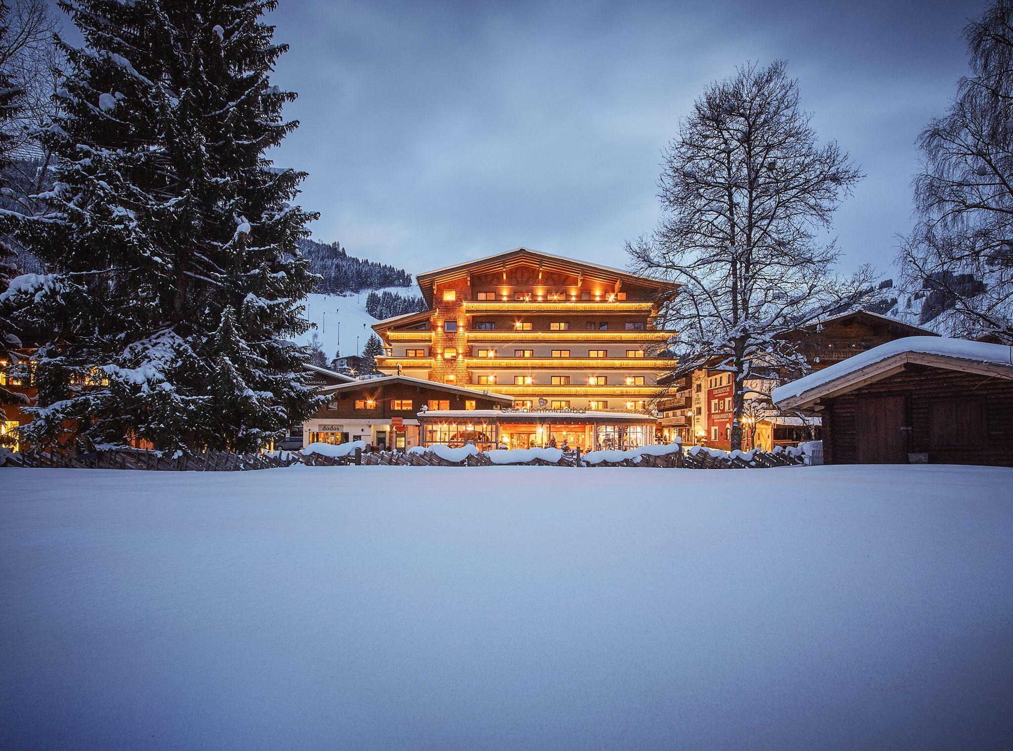 Glemmtalerhof in Hinterglemm im Winter, umgeben von Schnee und Bäumen.