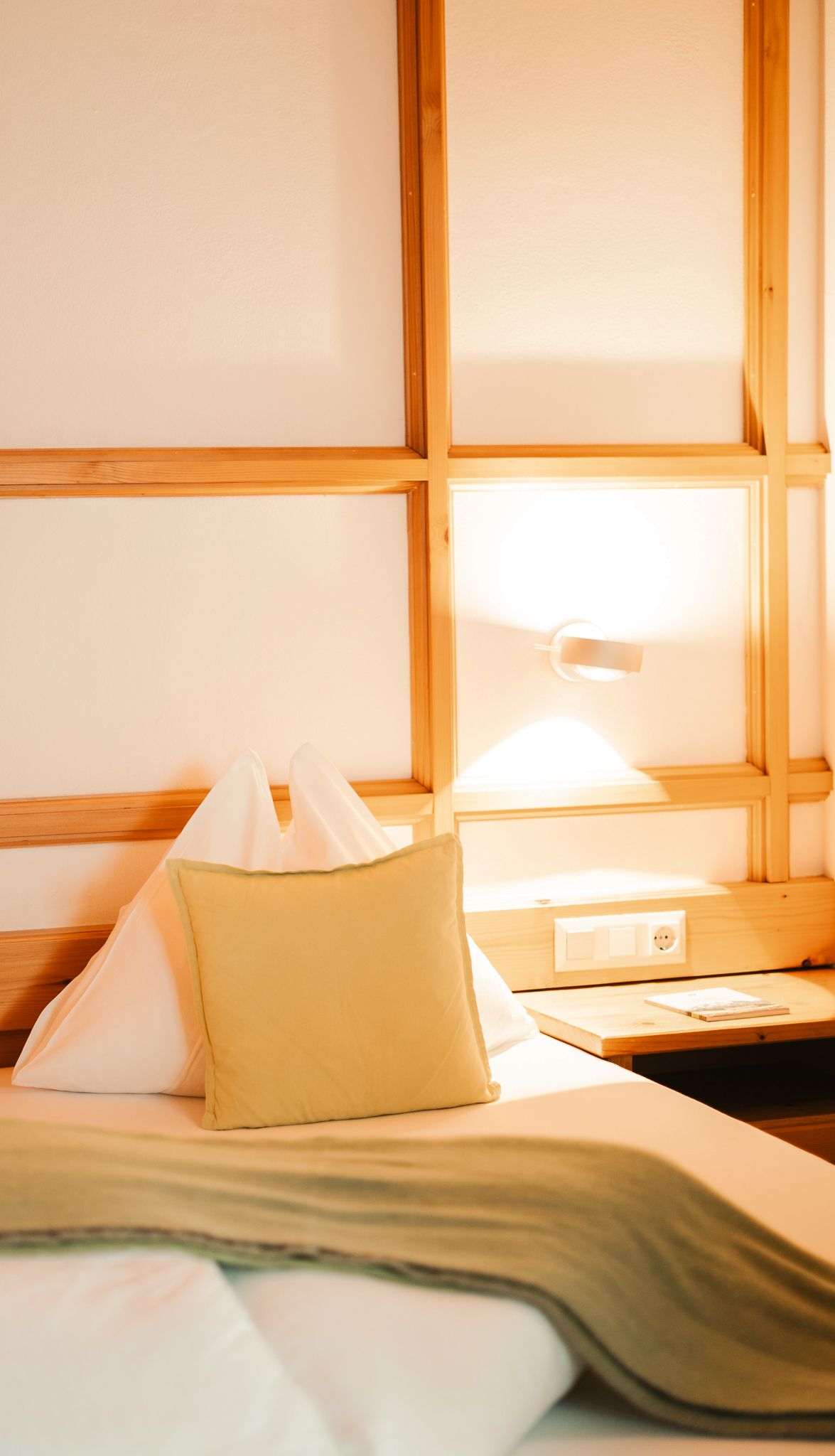 Gemütliches Zimmer im Glemmtalerhof in Hinterglemm mit modernen Akzenten und warmen Farben.