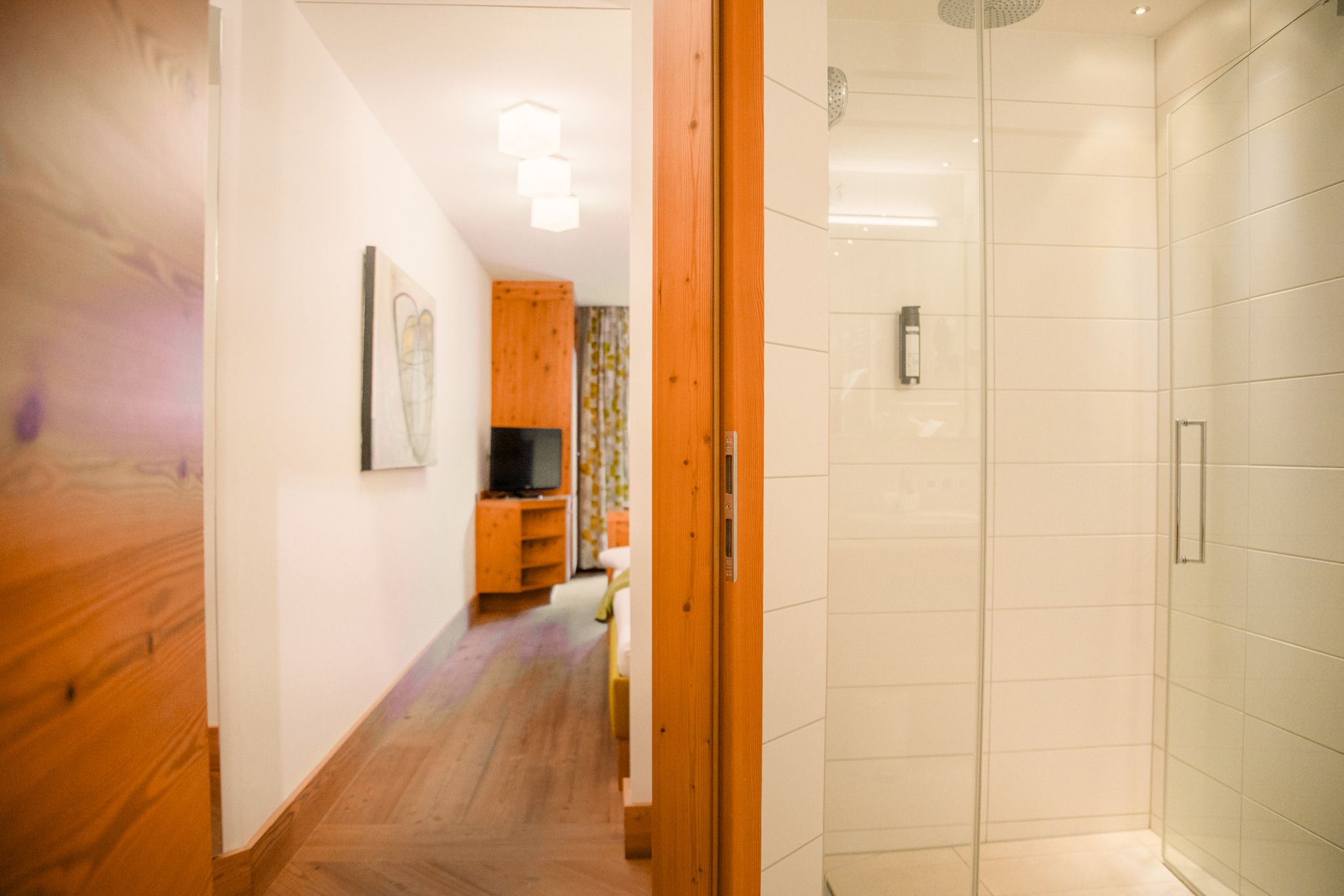 Geräumiges Badezimmer mit Sicht auf den Wohnbereich im Glemmtalerhof in Hinterglemm.