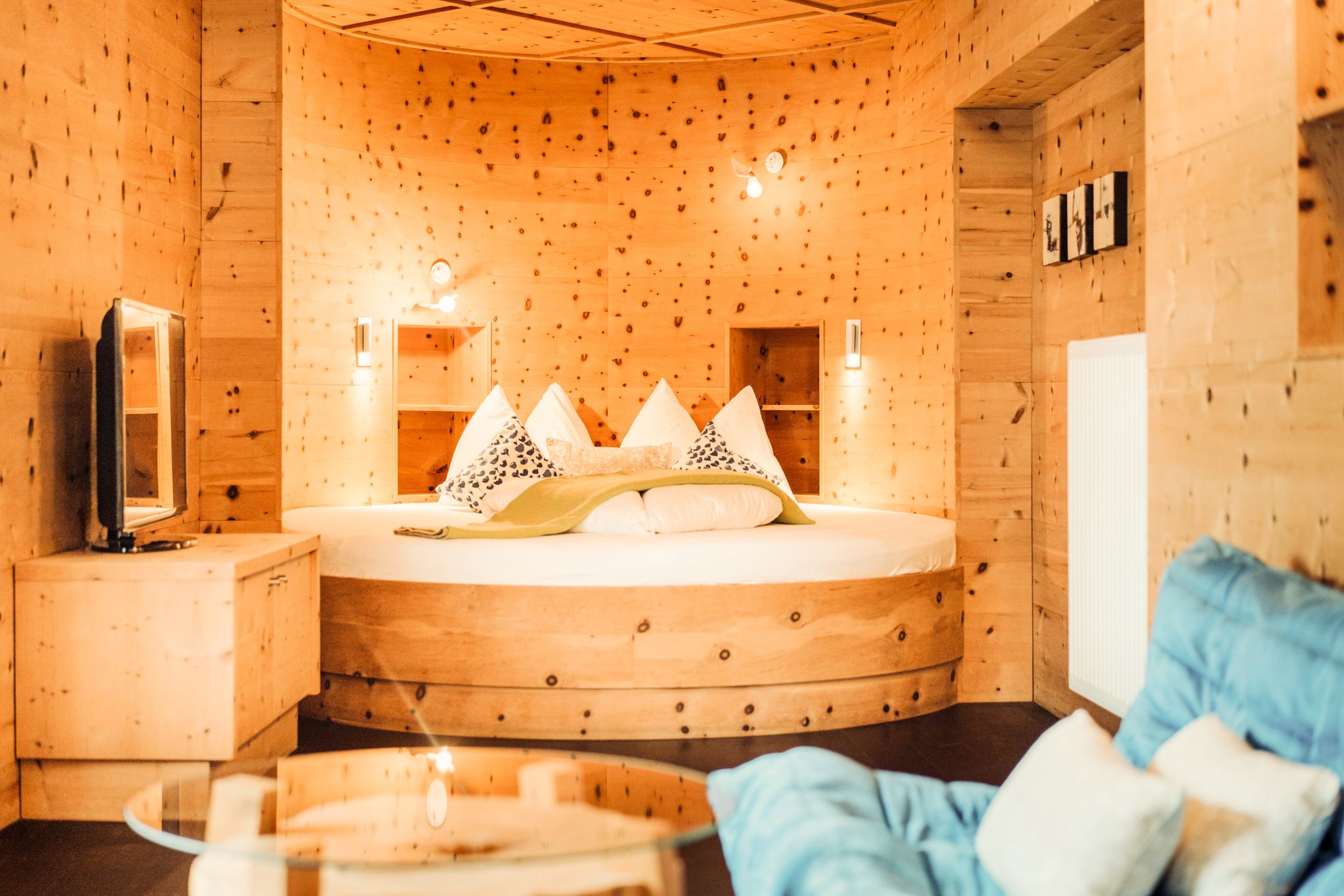 Helles Zimmer im Glemmtalerhof mit runder Bettgestaltung und gemütlicher Atmosphäre.