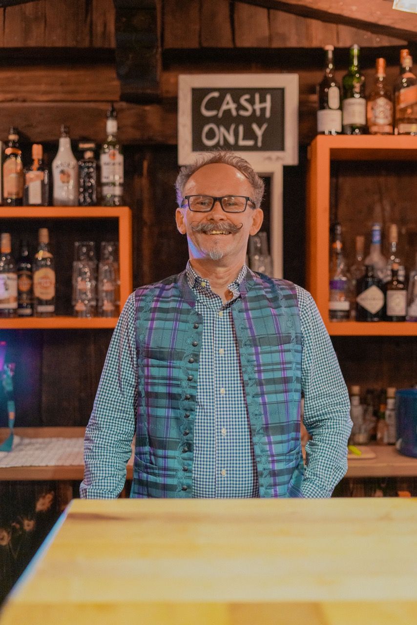Jacek - Herr. Kopernikus an der Hotelbar im Winter & Almbar im Sommer