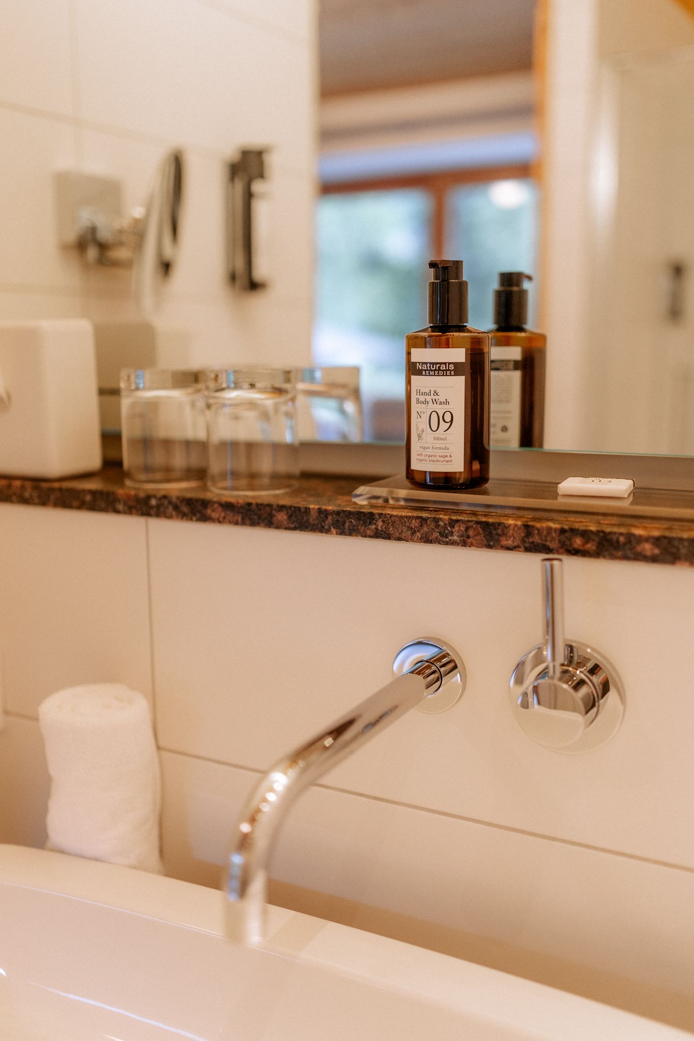 Glemmtalerhof Badezimmer mit Handseife und Handtuch, ideal für Entspannung im Glemmtal.