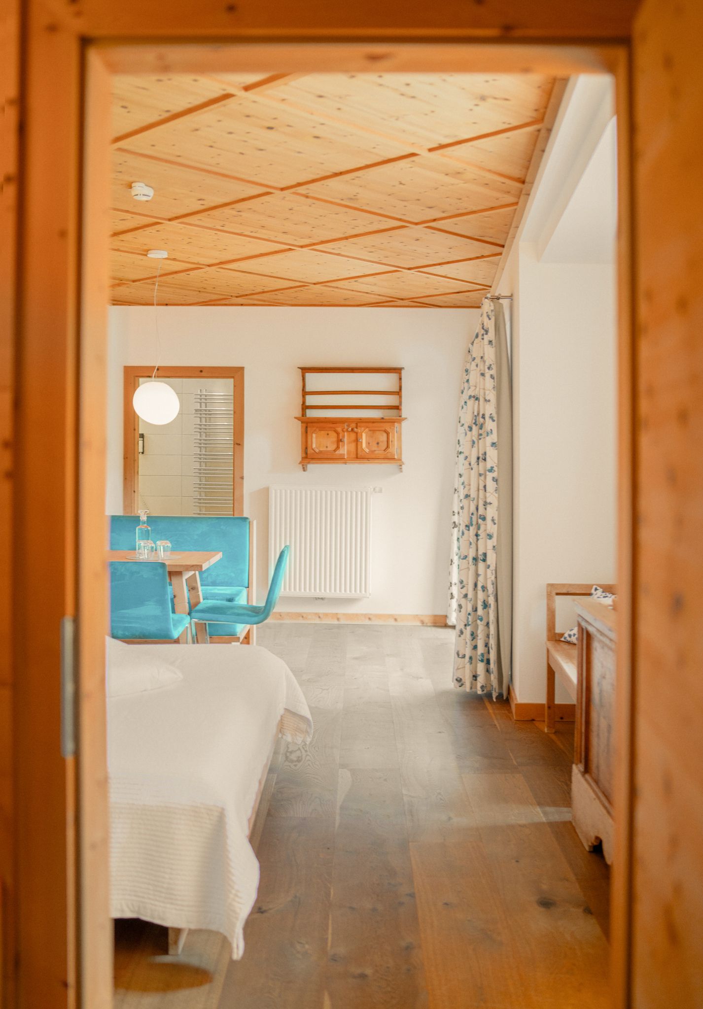 Einblick in ein Zimmer im Glemmtalerhof in Hinterglemm mit gemütlicher Einrichtung und hellem Holz.