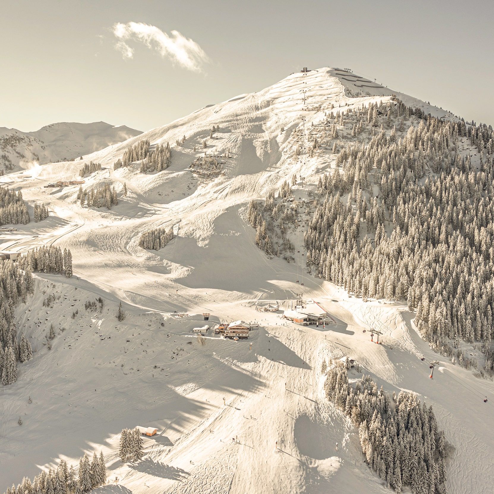 Der Schnee glitzert im Glemmtal, während die Pisten des Glemmtalerhofs zur Abfahrt einladen. Ein Wintertraum!