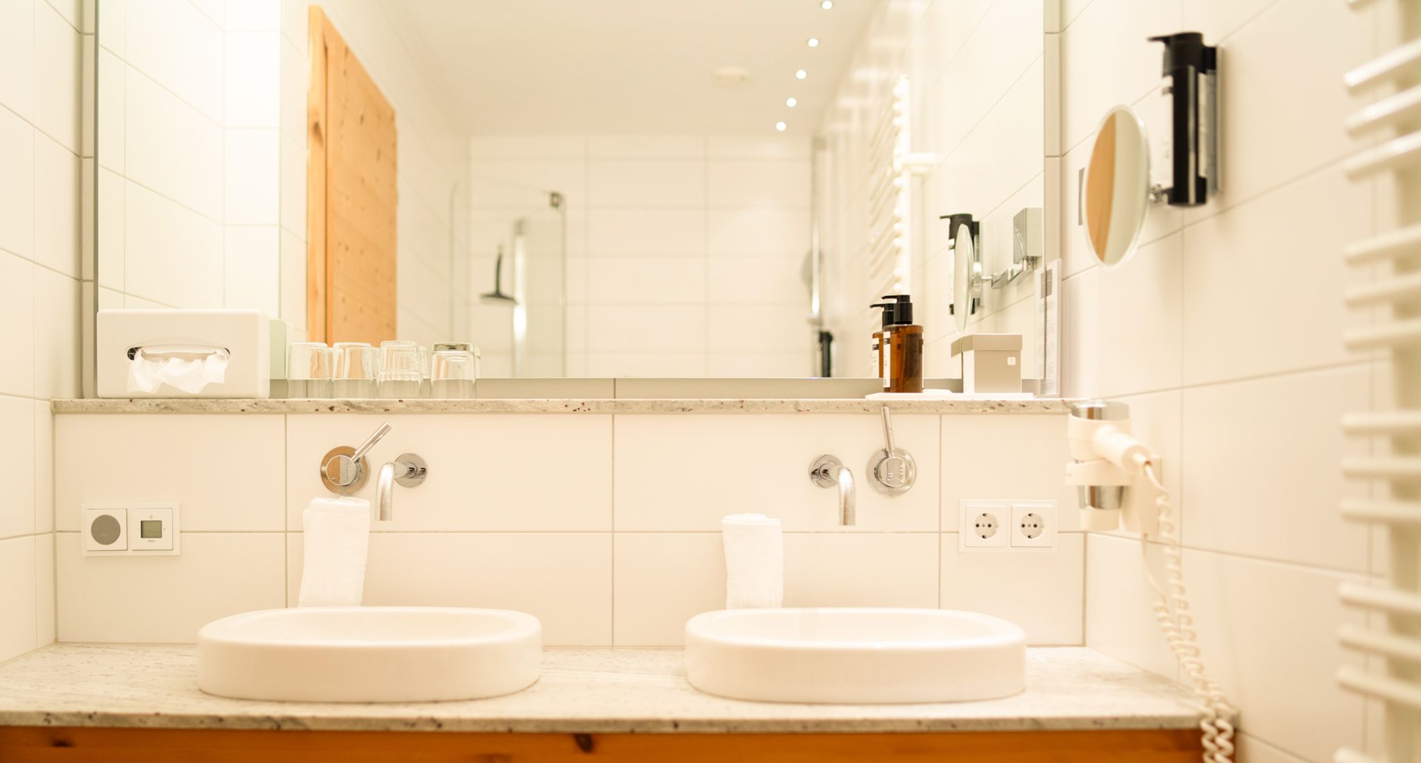 Moderne Badezimmer mit Doppelwaschbecken im Glemmtalerhof in Hinterglemm.