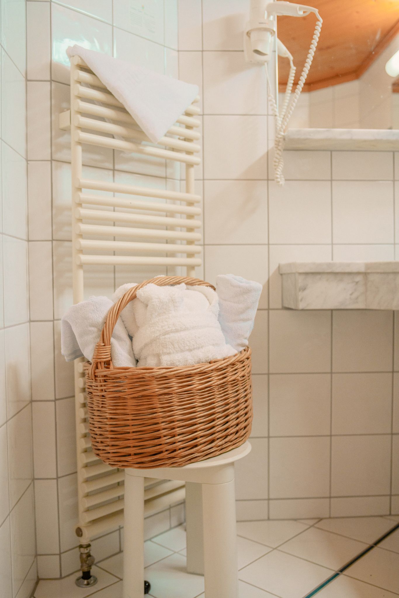 Glemmtalerhof in Hinterglemm mit frischen Handtüchern in einem Korb und modernem Badezimmerambiente.
