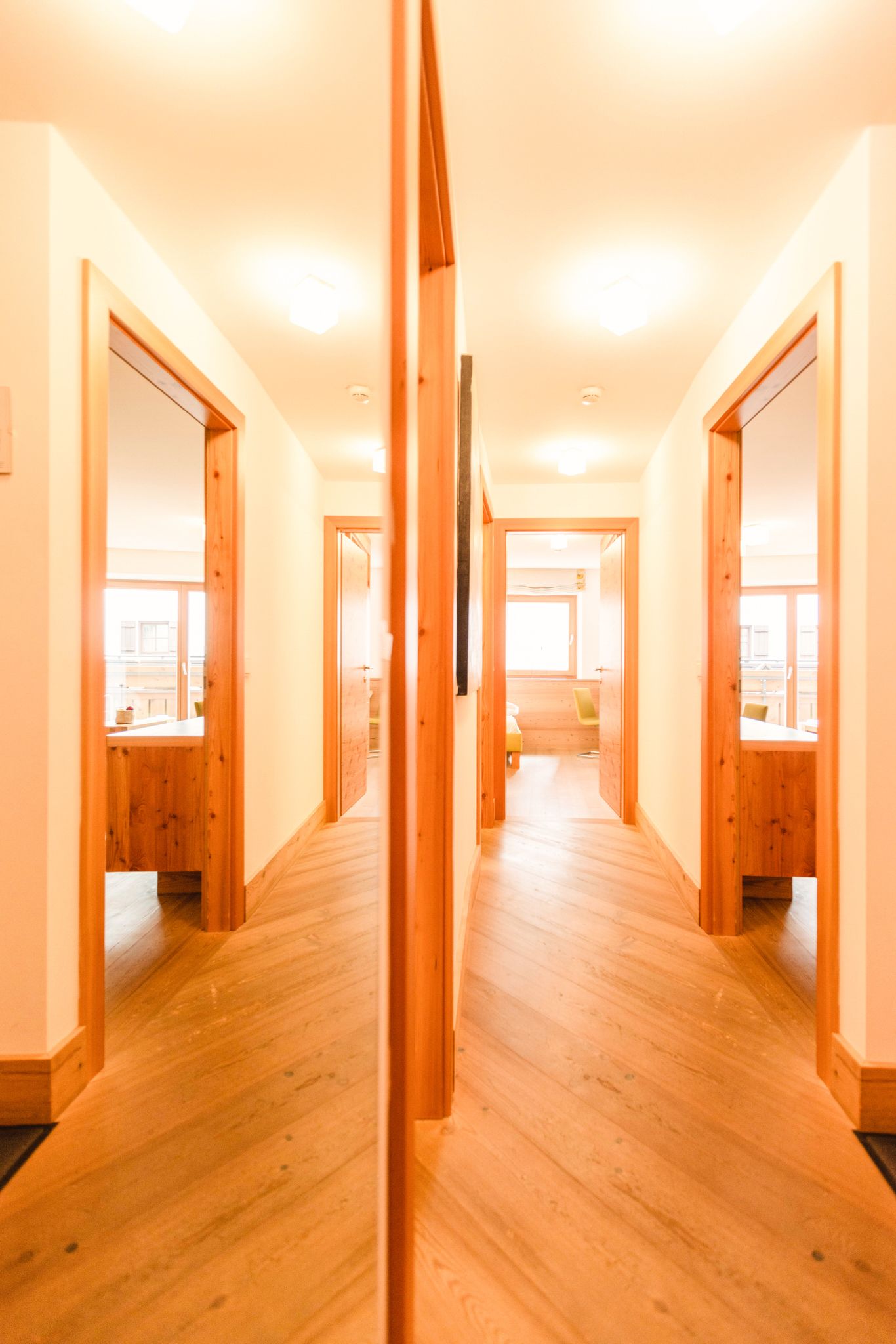Heller Flur im Glemmtalerhof in Hinterglemm, der Ruhe und modernen Komfort ausstrahlt.